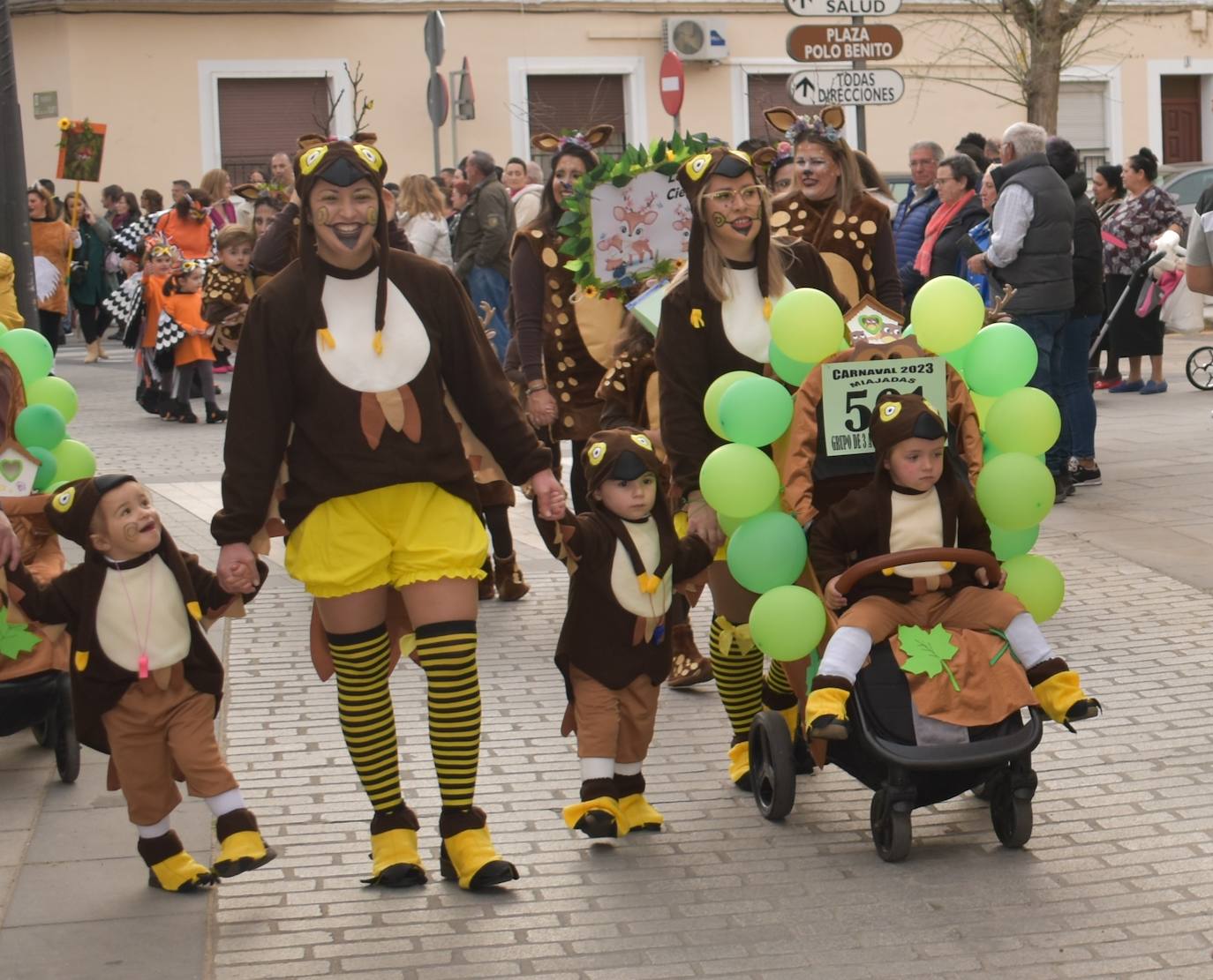 El ritmo, la fantasía y el color del Carnaval llenaron las calles de Miajadas. Más de 700 personas contagiaron su alegría con la mayor diversidad de disfraces y bailes, tanto las comparsas como los participantes individuales y por parejas. Porque sólo el Carnaval es capaz de sacar una sonrisa a todos. 