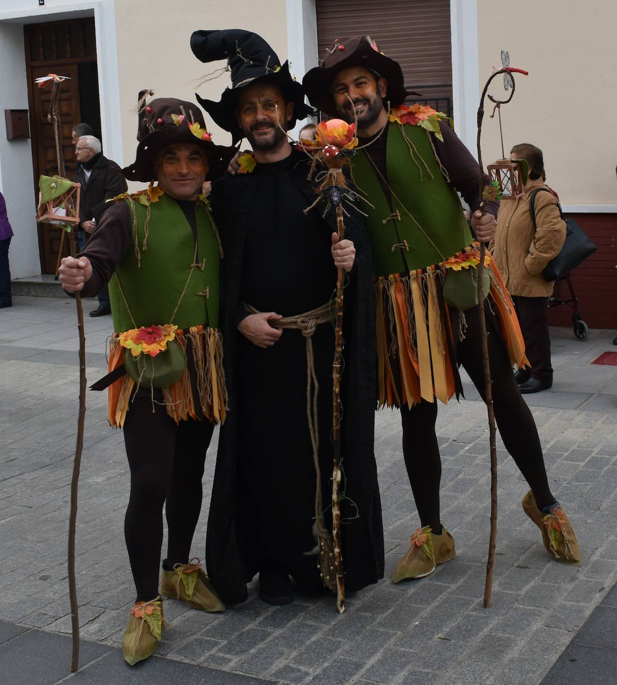 El ritmo, la fantasía y el color del Carnaval llenaron las calles de Miajadas. Más de 700 personas contagiaron su alegría con la mayor diversidad de disfraces y bailes, tanto las comparsas como los participantes individuales y por parejas. Porque sólo el Carnaval es capaz de sacar una sonrisa a todos. 