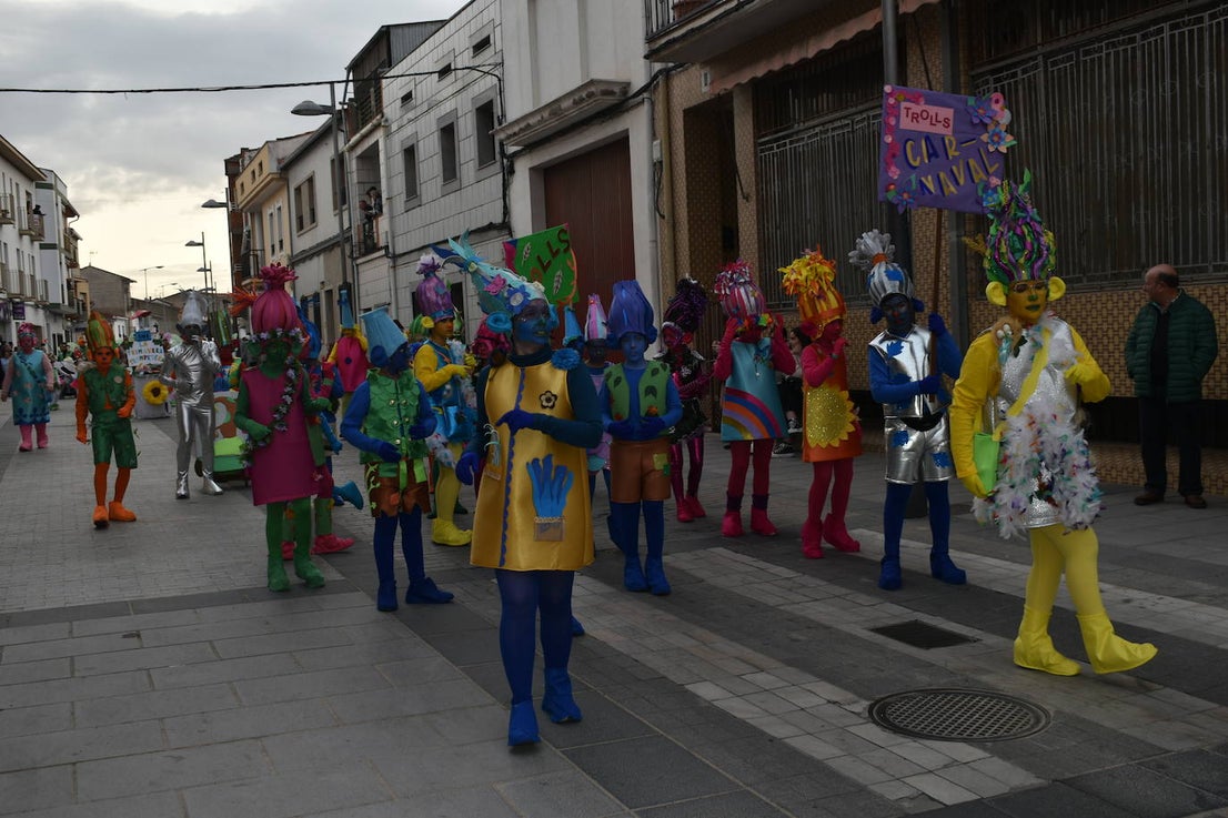 El ritmo, la fantasía y el color del Carnaval llenaron las calles de Miajadas. Más de 700 personas contagiaron su alegría con la mayor diversidad de disfraces y bailes, tanto las comparsas como los participantes individuales y por parejas. Porque sólo el Carnaval es capaz de sacar una sonrisa a todos. 