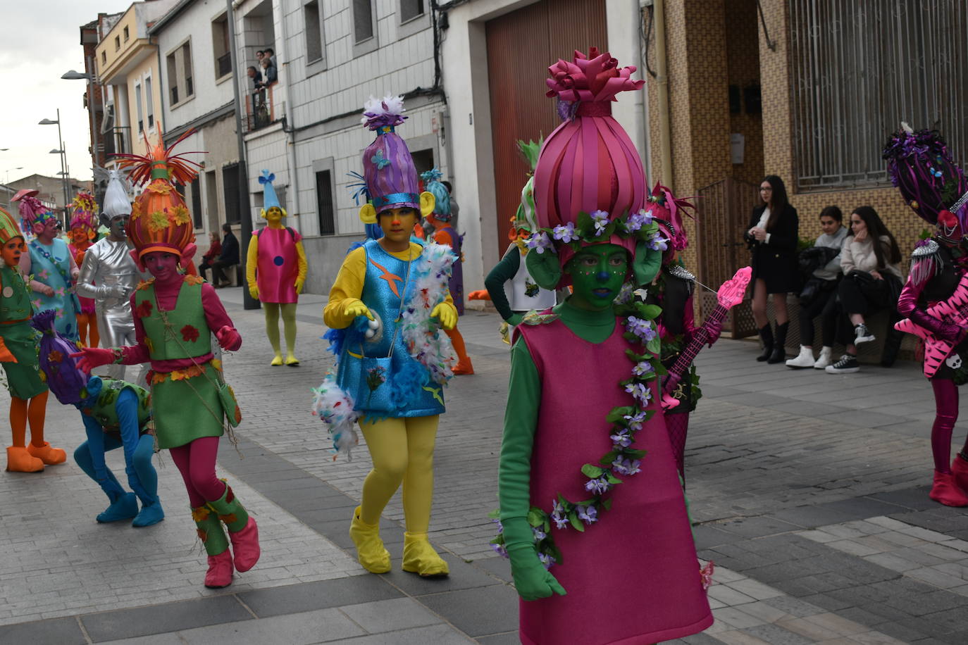 El ritmo, la fantasía y el color del Carnaval llenaron las calles de Miajadas. Más de 700 personas contagiaron su alegría con la mayor diversidad de disfraces y bailes, tanto las comparsas como los participantes individuales y por parejas. Porque sólo el Carnaval es capaz de sacar una sonrisa a todos. 
