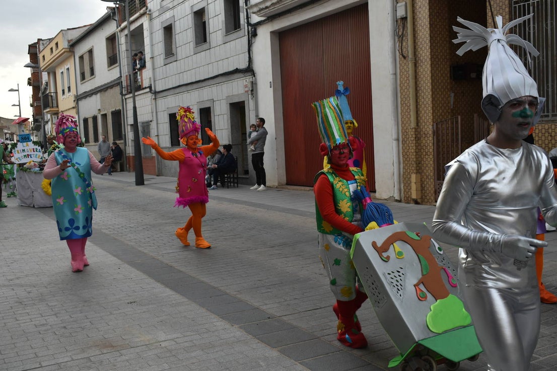 El ritmo, la fantasía y el color del Carnaval llenaron las calles de Miajadas. Más de 700 personas contagiaron su alegría con la mayor diversidad de disfraces y bailes, tanto las comparsas como los participantes individuales y por parejas. Porque sólo el Carnaval es capaz de sacar una sonrisa a todos. 