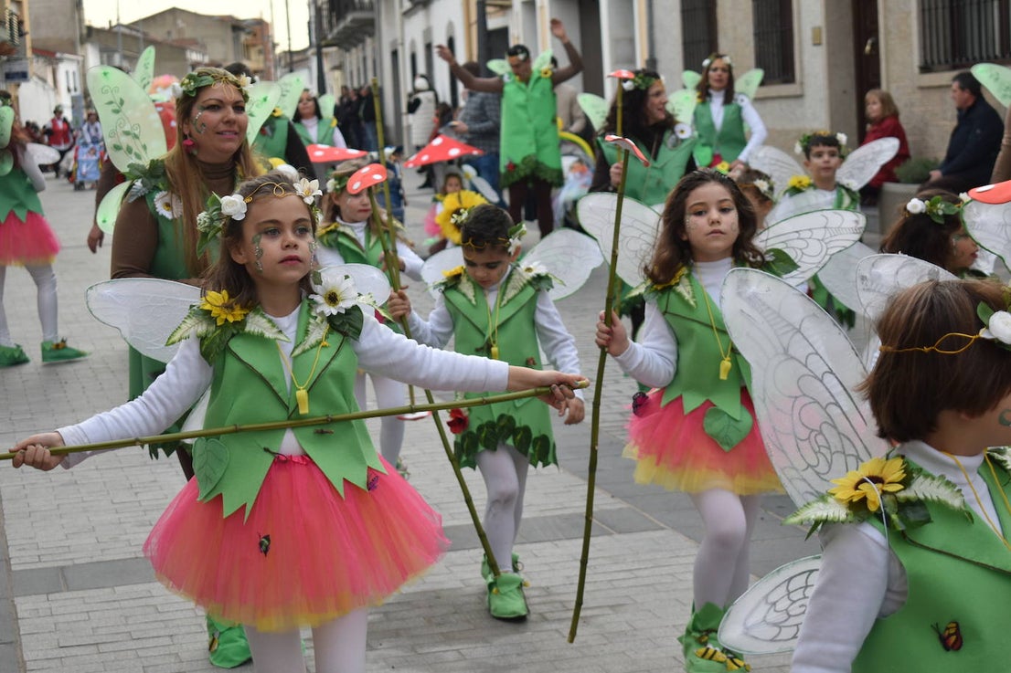 El ritmo, la fantasía y el color del Carnaval llenaron las calles de Miajadas. Más de 700 personas contagiaron su alegría con la mayor diversidad de disfraces y bailes, tanto las comparsas como los participantes individuales y por parejas. Porque sólo el Carnaval es capaz de sacar una sonrisa a todos. 