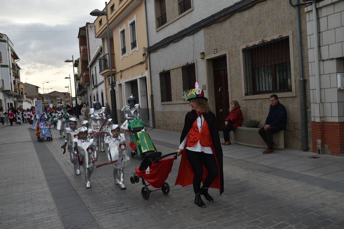 El ritmo, la fantasía y el color del Carnaval llenaron las calles de Miajadas. Más de 700 personas contagiaron su alegría con la mayor diversidad de disfraces y bailes, tanto las comparsas como los participantes individuales y por parejas. Porque sólo el Carnaval es capaz de sacar una sonrisa a todos. 