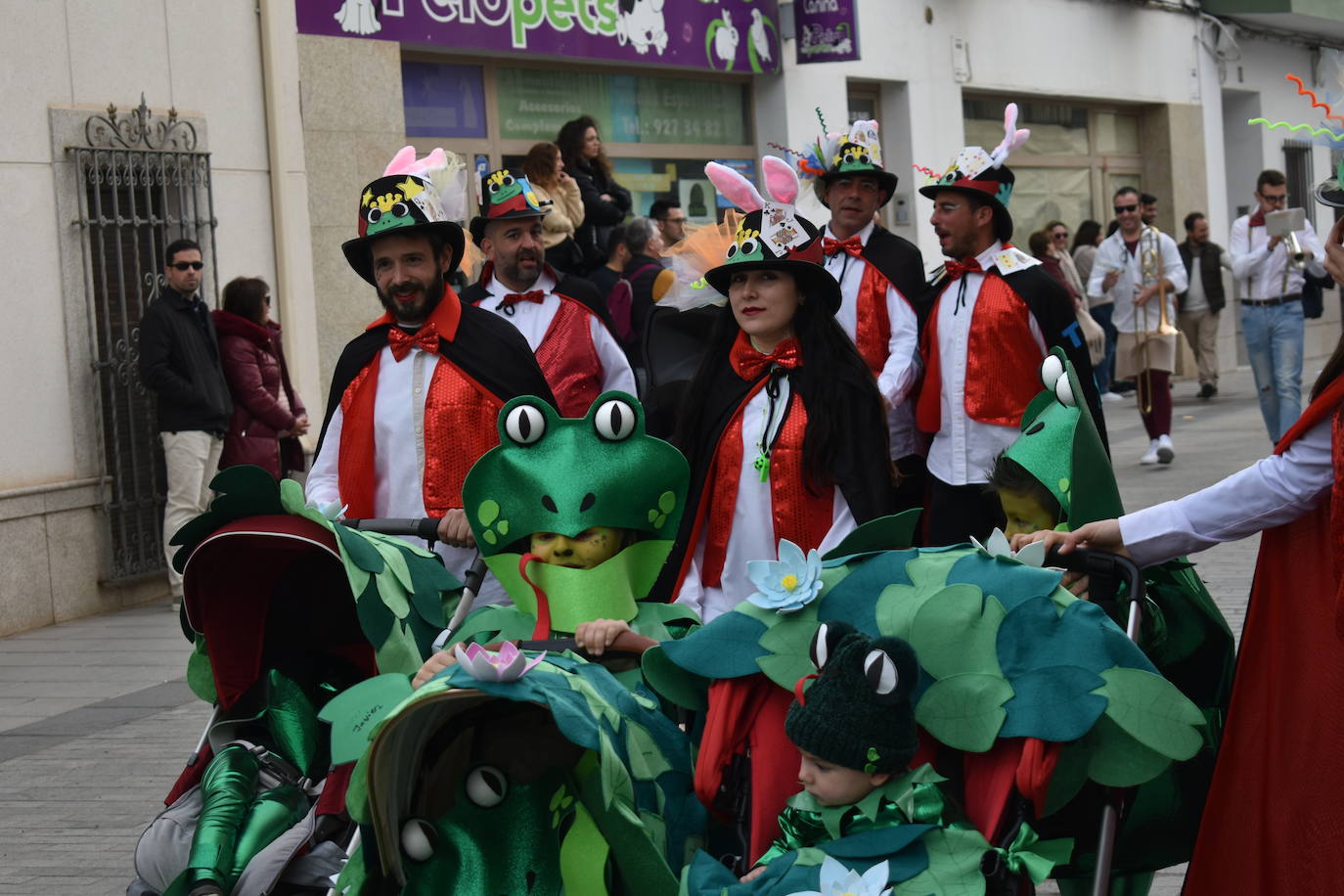 El ritmo, la fantasía y el color del Carnaval llenaron las calles de Miajadas. Más de 700 personas contagiaron su alegría con la mayor diversidad de disfraces y bailes, tanto las comparsas como los participantes individuales y por parejas. Porque sólo el Carnaval es capaz de sacar una sonrisa a todos. 