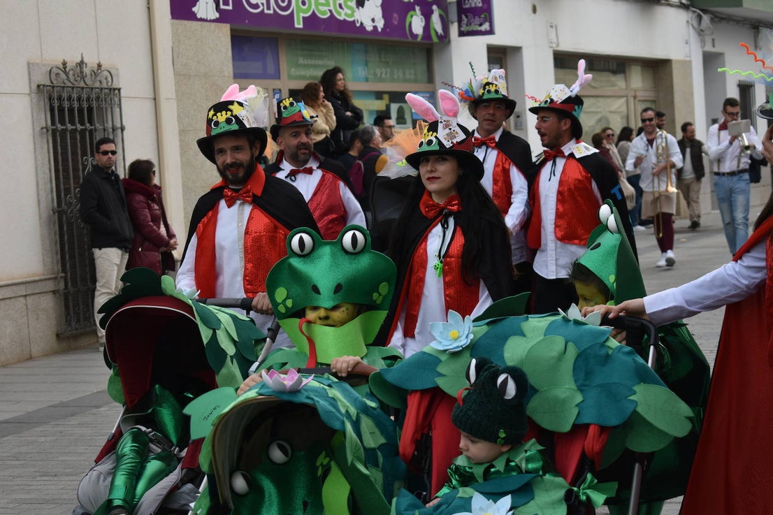 El ritmo, la fantasía y el color del Carnaval llenaron las calles de Miajadas. Más de 700 personas contagiaron su alegría con la mayor diversidad de disfraces y bailes, tanto las comparsas como los participantes individuales y por parejas. Porque sólo el Carnaval es capaz de sacar una sonrisa a todos. 