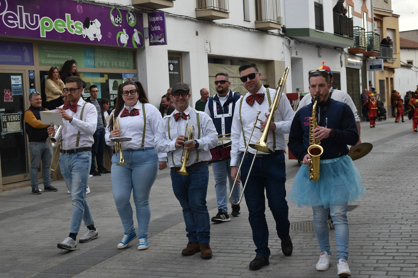 El ritmo, la fantasía y el color del Carnaval llenaron las calles de Miajadas. Más de 700 personas contagiaron su alegría con la mayor diversidad de disfraces y bailes, tanto las comparsas como los participantes individuales y por parejas. Porque sólo el Carnaval es capaz de sacar una sonrisa a todos. 