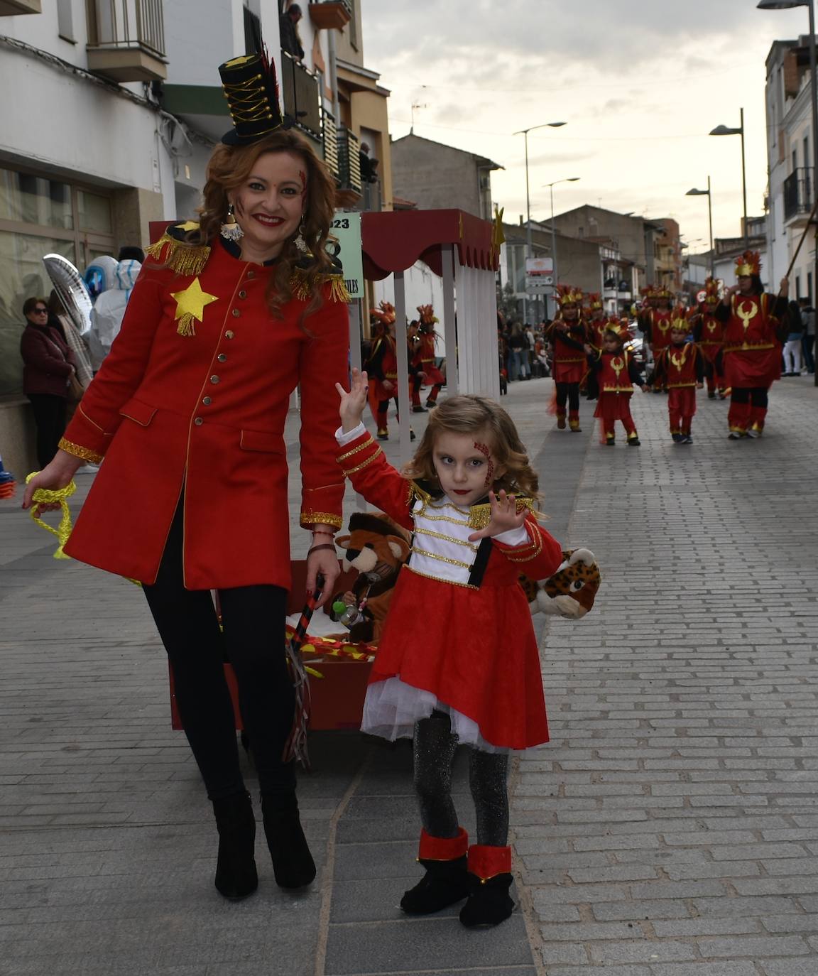 El ritmo, la fantasía y el color del Carnaval llenaron las calles de Miajadas. Más de 700 personas contagiaron su alegría con la mayor diversidad de disfraces y bailes, tanto las comparsas como los participantes individuales y por parejas. Porque sólo el Carnaval es capaz de sacar una sonrisa a todos. 