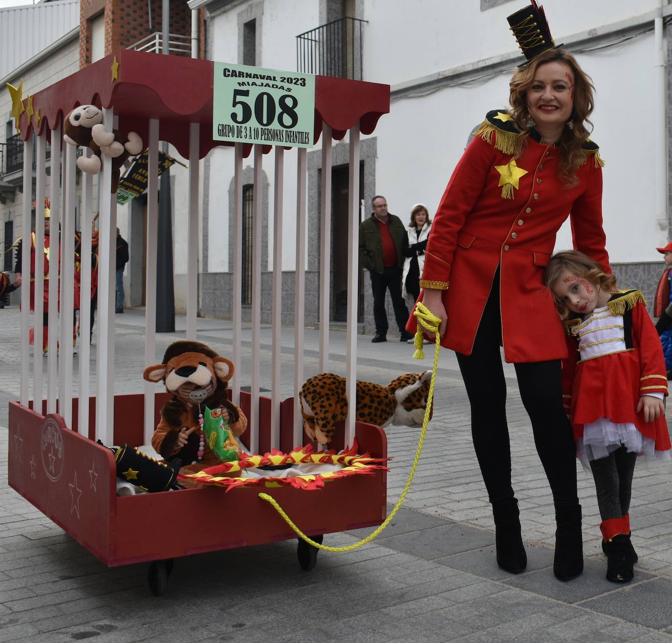 El ritmo, la fantasía y el color del Carnaval llenaron las calles de Miajadas. Más de 700 personas contagiaron su alegría con la mayor diversidad de disfraces y bailes, tanto las comparsas como los participantes individuales y por parejas. Porque sólo el Carnaval es capaz de sacar una sonrisa a todos. 