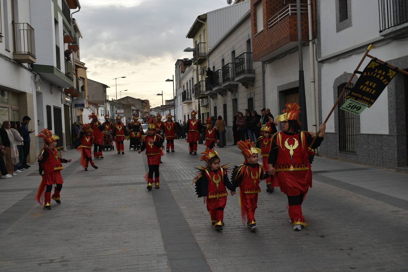 El ritmo, la fantasía y el color del Carnaval llenaron las calles de Miajadas. Más de 700 personas contagiaron su alegría con la mayor diversidad de disfraces y bailes, tanto las comparsas como los participantes individuales y por parejas. Porque sólo el Carnaval es capaz de sacar una sonrisa a todos. 