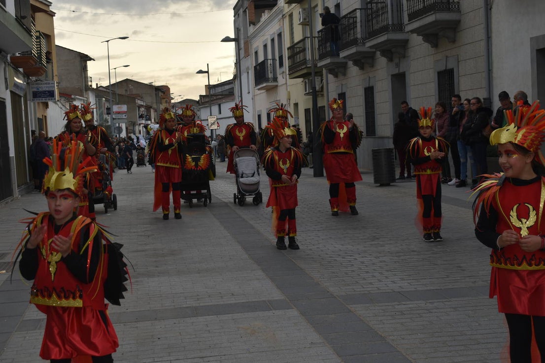 El ritmo, la fantasía y el color del Carnaval llenaron las calles de Miajadas. Más de 700 personas contagiaron su alegría con la mayor diversidad de disfraces y bailes, tanto las comparsas como los participantes individuales y por parejas. Porque sólo el Carnaval es capaz de sacar una sonrisa a todos. 