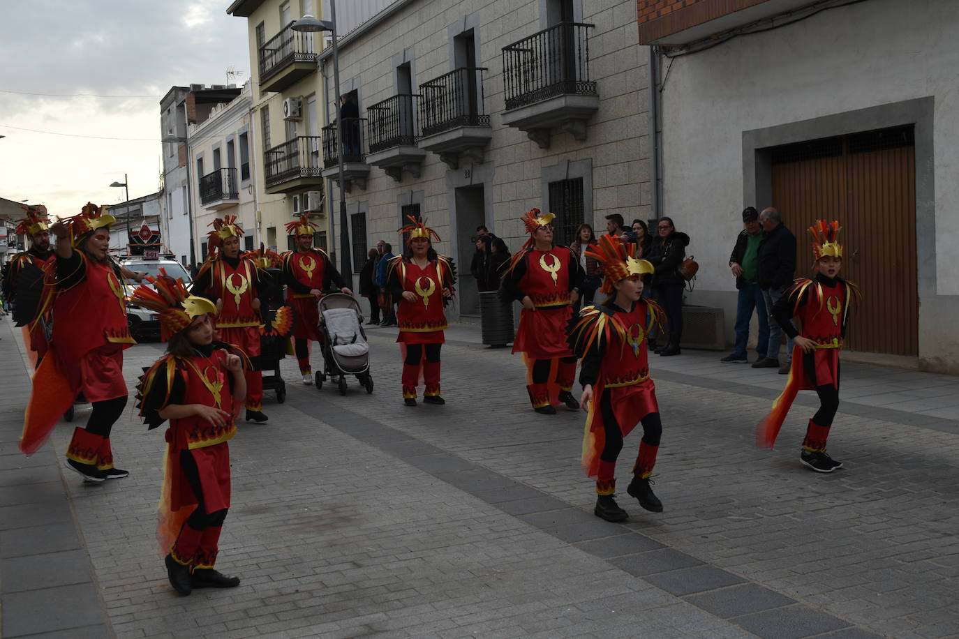 El ritmo, la fantasía y el color del Carnaval llenaron las calles de Miajadas. Más de 700 personas contagiaron su alegría con la mayor diversidad de disfraces y bailes, tanto las comparsas como los participantes individuales y por parejas. Porque sólo el Carnaval es capaz de sacar una sonrisa a todos. 