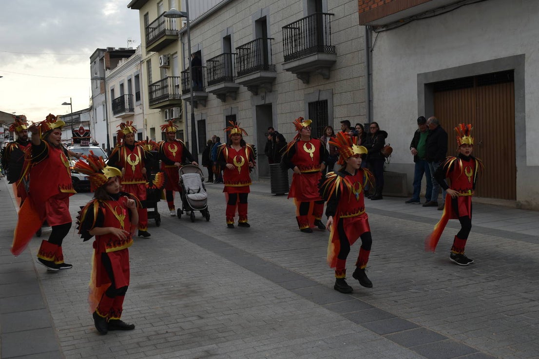 El ritmo, la fantasía y el color del Carnaval llenaron las calles de Miajadas. Más de 700 personas contagiaron su alegría con la mayor diversidad de disfraces y bailes, tanto las comparsas como los participantes individuales y por parejas. Porque sólo el Carnaval es capaz de sacar una sonrisa a todos. 