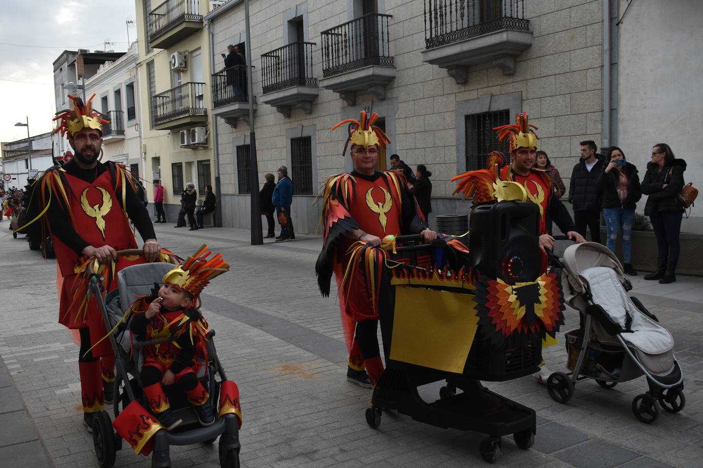 El ritmo, la fantasía y el color del Carnaval llenaron las calles de Miajadas. Más de 700 personas contagiaron su alegría con la mayor diversidad de disfraces y bailes, tanto las comparsas como los participantes individuales y por parejas. Porque sólo el Carnaval es capaz de sacar una sonrisa a todos. 