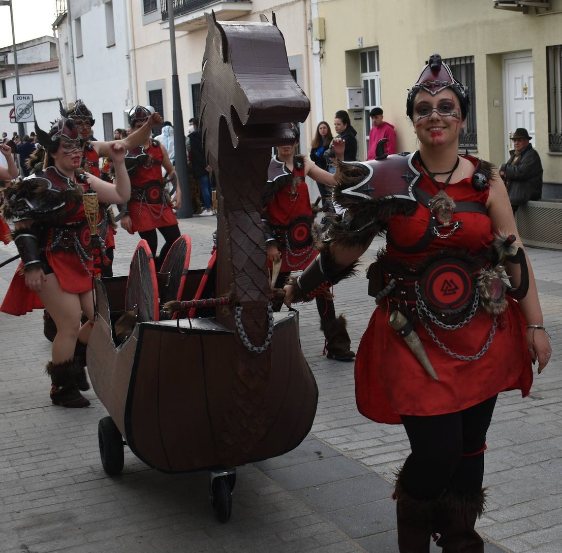 El ritmo, la fantasía y el color del Carnaval llenaron las calles de Miajadas. Más de 700 personas contagiaron su alegría con la mayor diversidad de disfraces y bailes, tanto las comparsas como los participantes individuales y por parejas. Porque sólo el Carnaval es capaz de sacar una sonrisa a todos. 