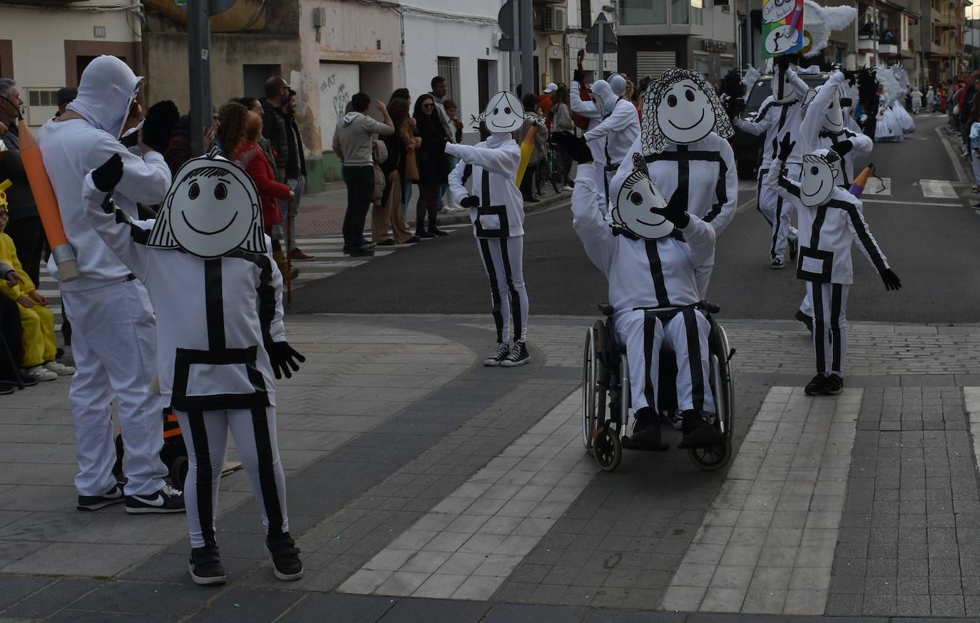 El ritmo, la fantasía y el color del Carnaval llenaron las calles de Miajadas. Más de 700 personas contagiaron su alegría con la mayor diversidad de disfraces y bailes, tanto las comparsas como los participantes individuales y por parejas. Porque sólo el Carnaval es capaz de sacar una sonrisa a todos. 