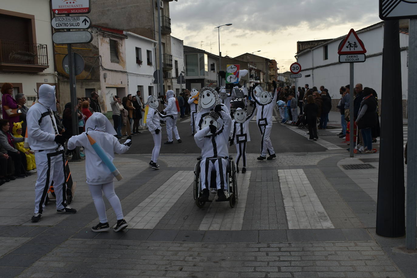 El ritmo, la fantasía y el color del Carnaval llenaron las calles de Miajadas. Más de 700 personas contagiaron su alegría con la mayor diversidad de disfraces y bailes, tanto las comparsas como los participantes individuales y por parejas. Porque sólo el Carnaval es capaz de sacar una sonrisa a todos. 