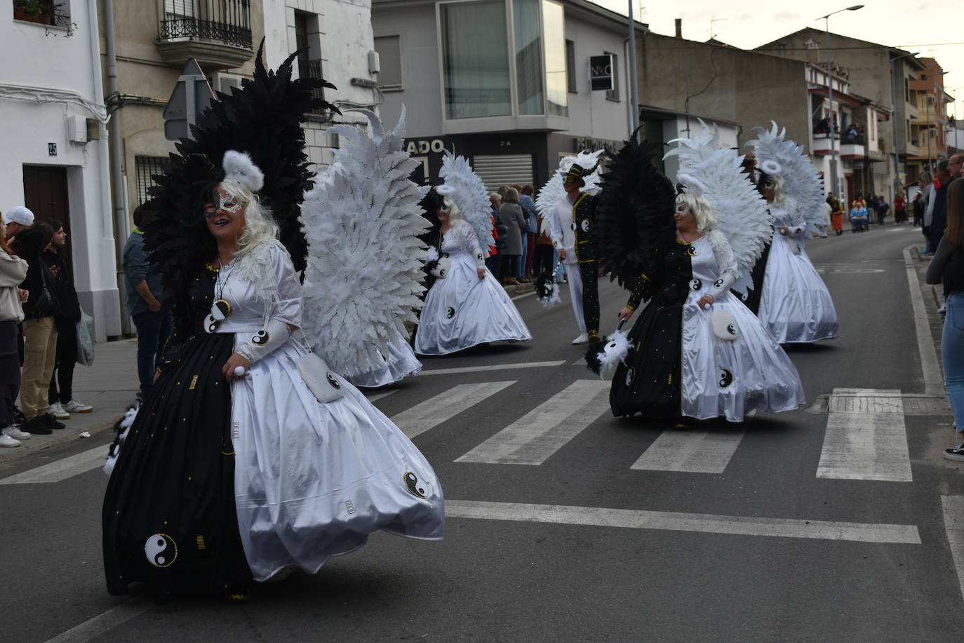 El ritmo, la fantasía y el color del Carnaval llenaron las calles de Miajadas. Más de 700 personas contagiaron su alegría con la mayor diversidad de disfraces y bailes, tanto las comparsas como los participantes individuales y por parejas. Porque sólo el Carnaval es capaz de sacar una sonrisa a todos. 