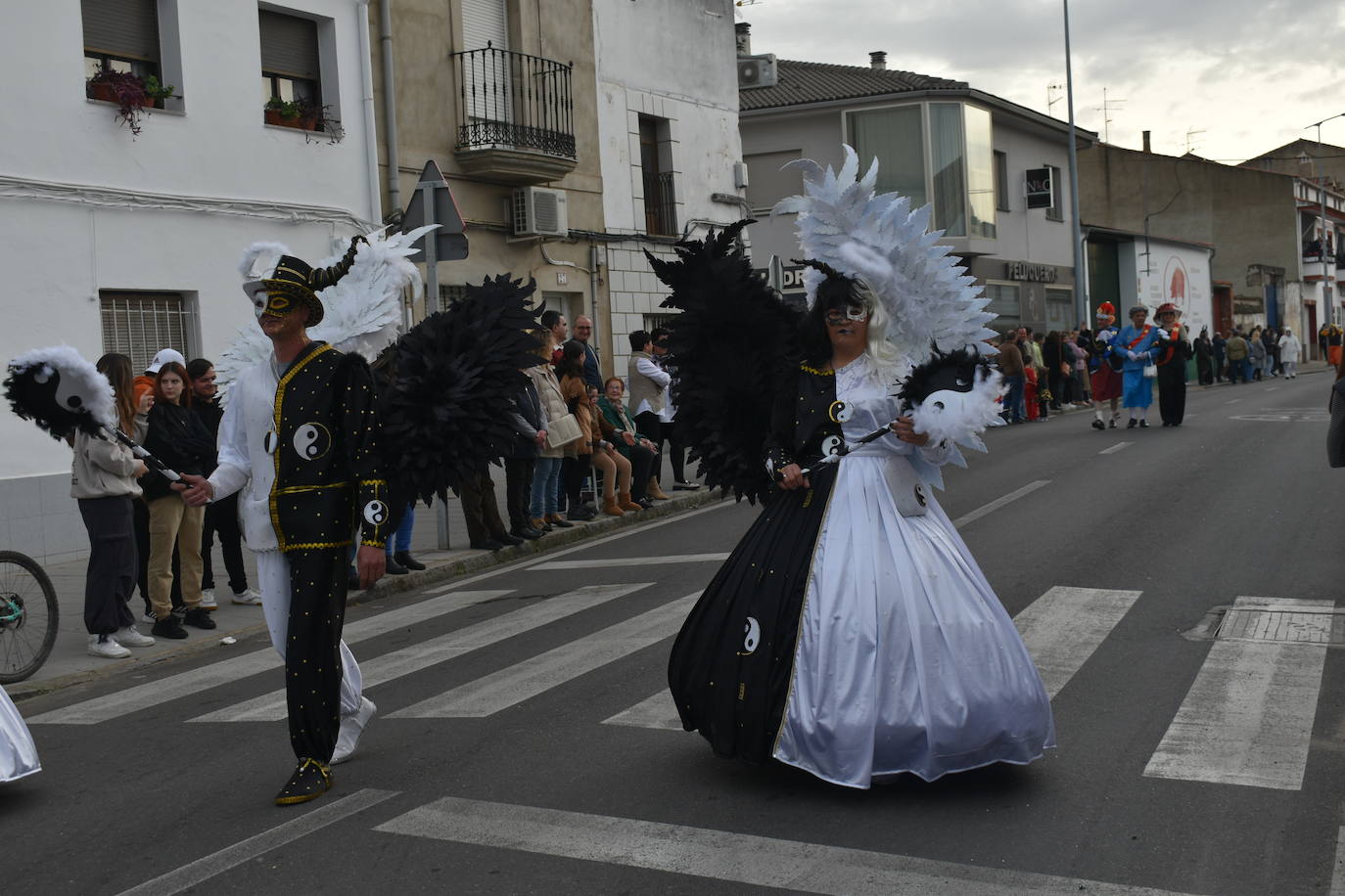 El ritmo, la fantasía y el color del Carnaval llenaron las calles de Miajadas. Más de 700 personas contagiaron su alegría con la mayor diversidad de disfraces y bailes, tanto las comparsas como los participantes individuales y por parejas. Porque sólo el Carnaval es capaz de sacar una sonrisa a todos. 