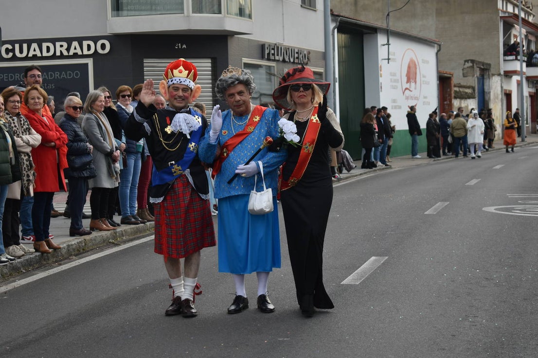 El ritmo, la fantasía y el color del Carnaval llenaron las calles de Miajadas. Más de 700 personas contagiaron su alegría con la mayor diversidad de disfraces y bailes, tanto las comparsas como los participantes individuales y por parejas. Porque sólo el Carnaval es capaz de sacar una sonrisa a todos. 