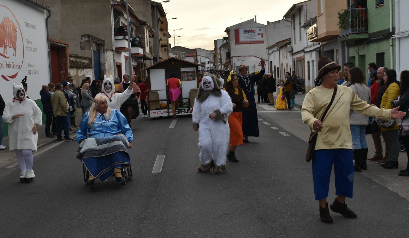 El ritmo, la fantasía y el color del Carnaval llenaron las calles de Miajadas. Más de 700 personas contagiaron su alegría con la mayor diversidad de disfraces y bailes, tanto las comparsas como los participantes individuales y por parejas. Porque sólo el Carnaval es capaz de sacar una sonrisa a todos. 