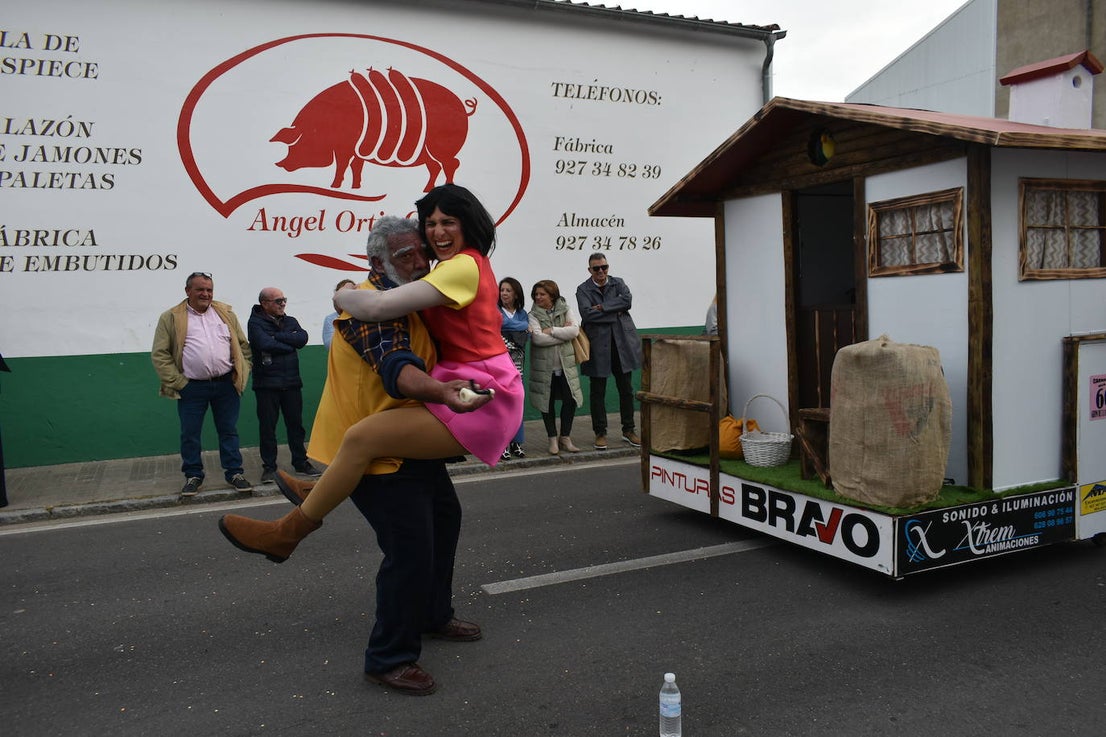 El ritmo, la fantasía y el color del Carnaval llenaron las calles de Miajadas. Más de 700 personas contagiaron su alegría con la mayor diversidad de disfraces y bailes, tanto las comparsas como los participantes individuales y por parejas. Porque sólo el Carnaval es capaz de sacar una sonrisa a todos. 