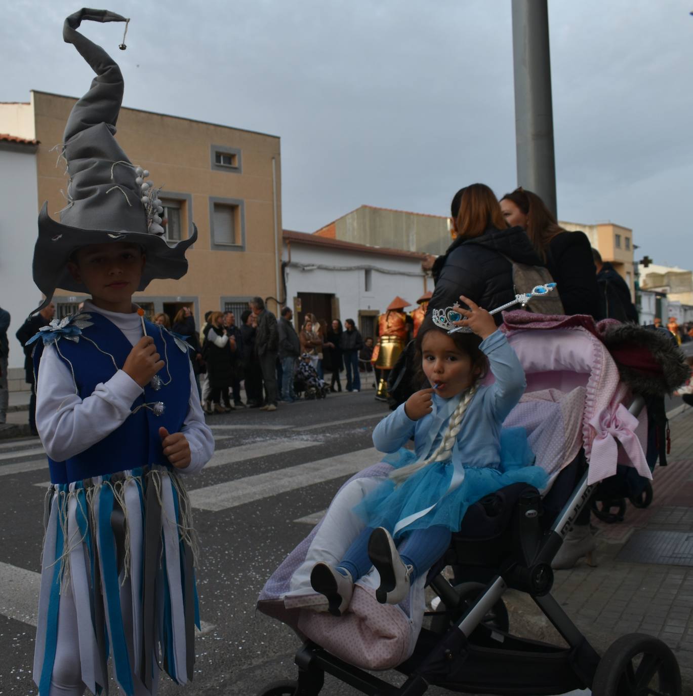 El ritmo, la fantasía y el color del Carnaval llenaron las calles de Miajadas. Más de 700 personas contagiaron su alegría con la mayor diversidad de disfraces y bailes, tanto las comparsas como los participantes individuales y por parejas. Porque sólo el Carnaval es capaz de sacar una sonrisa a todos. 