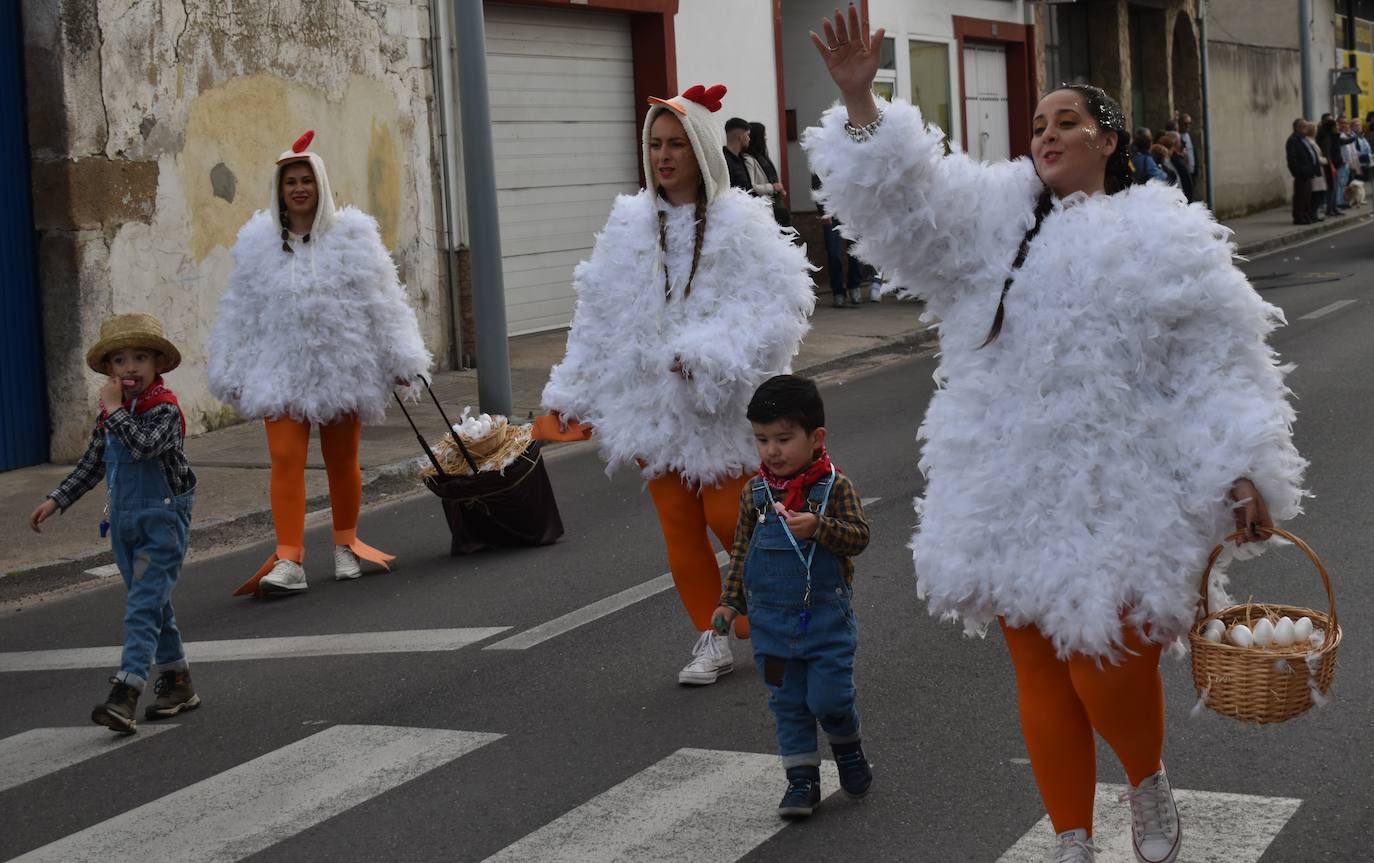El ritmo, la fantasía y el color del Carnaval llenaron las calles de Miajadas. Más de 700 personas contagiaron su alegría con la mayor diversidad de disfraces y bailes, tanto las comparsas como los participantes individuales y por parejas. Porque sólo el Carnaval es capaz de sacar una sonrisa a todos. 