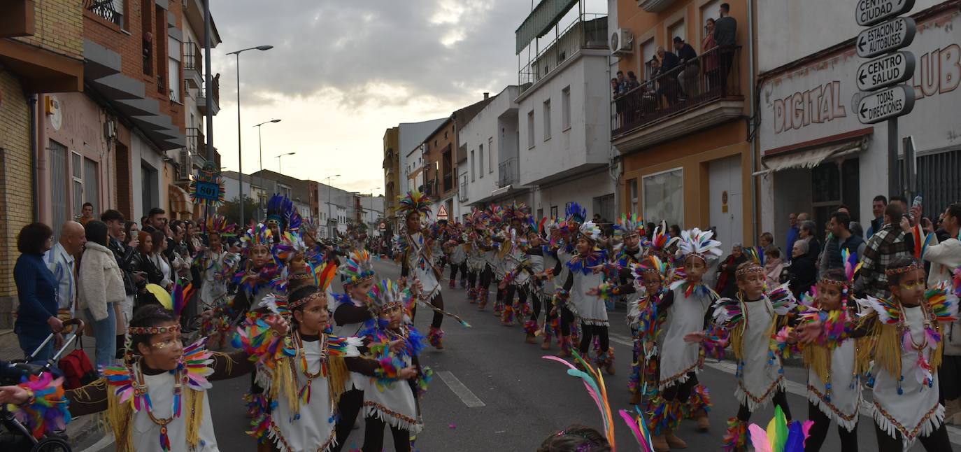 El ritmo, la fantasía y el color del Carnaval llenaron las calles de Miajadas. Más de 700 personas contagiaron su alegría con la mayor diversidad de disfraces y bailes, tanto las comparsas como los participantes individuales y por parejas. Porque sólo el Carnaval es capaz de sacar una sonrisa a todos. 