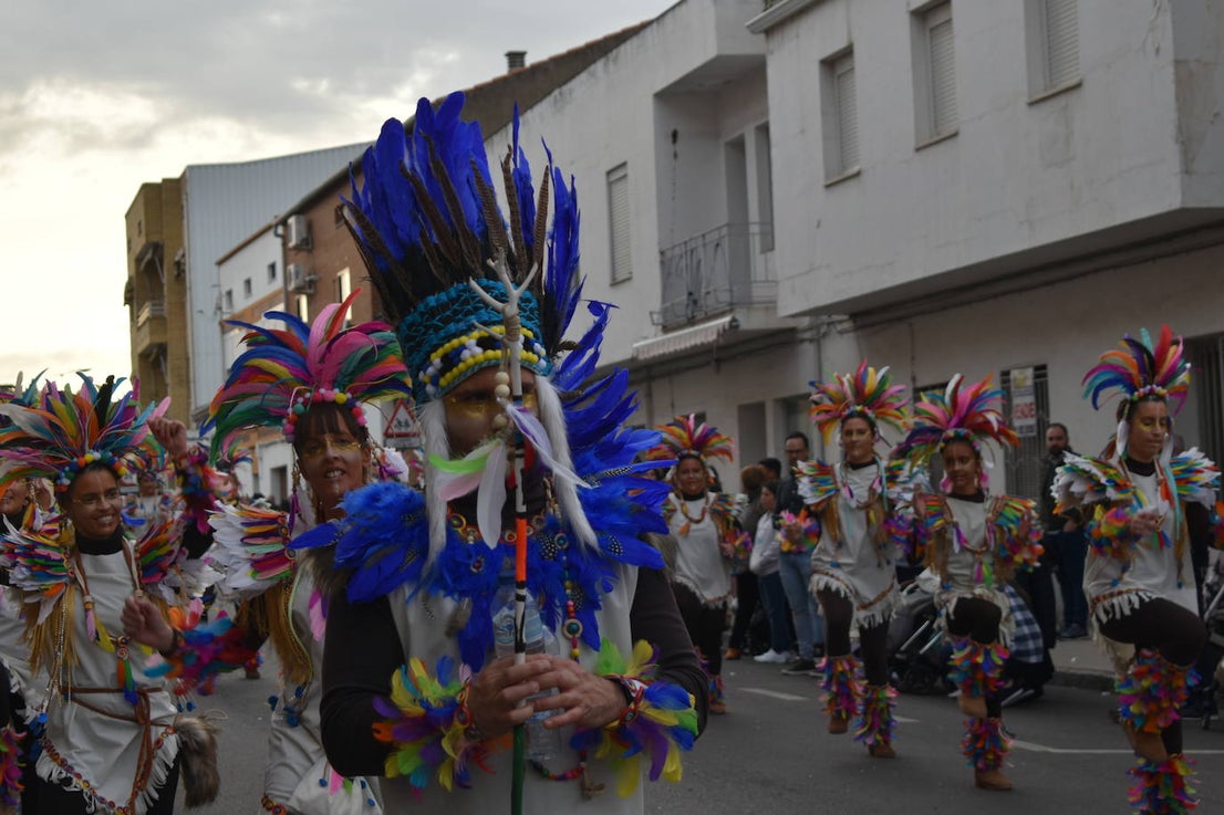 El ritmo, la fantasía y el color del Carnaval llenaron las calles de Miajadas. Más de 700 personas contagiaron su alegría con la mayor diversidad de disfraces y bailes, tanto las comparsas como los participantes individuales y por parejas. Porque sólo el Carnaval es capaz de sacar una sonrisa a todos. 