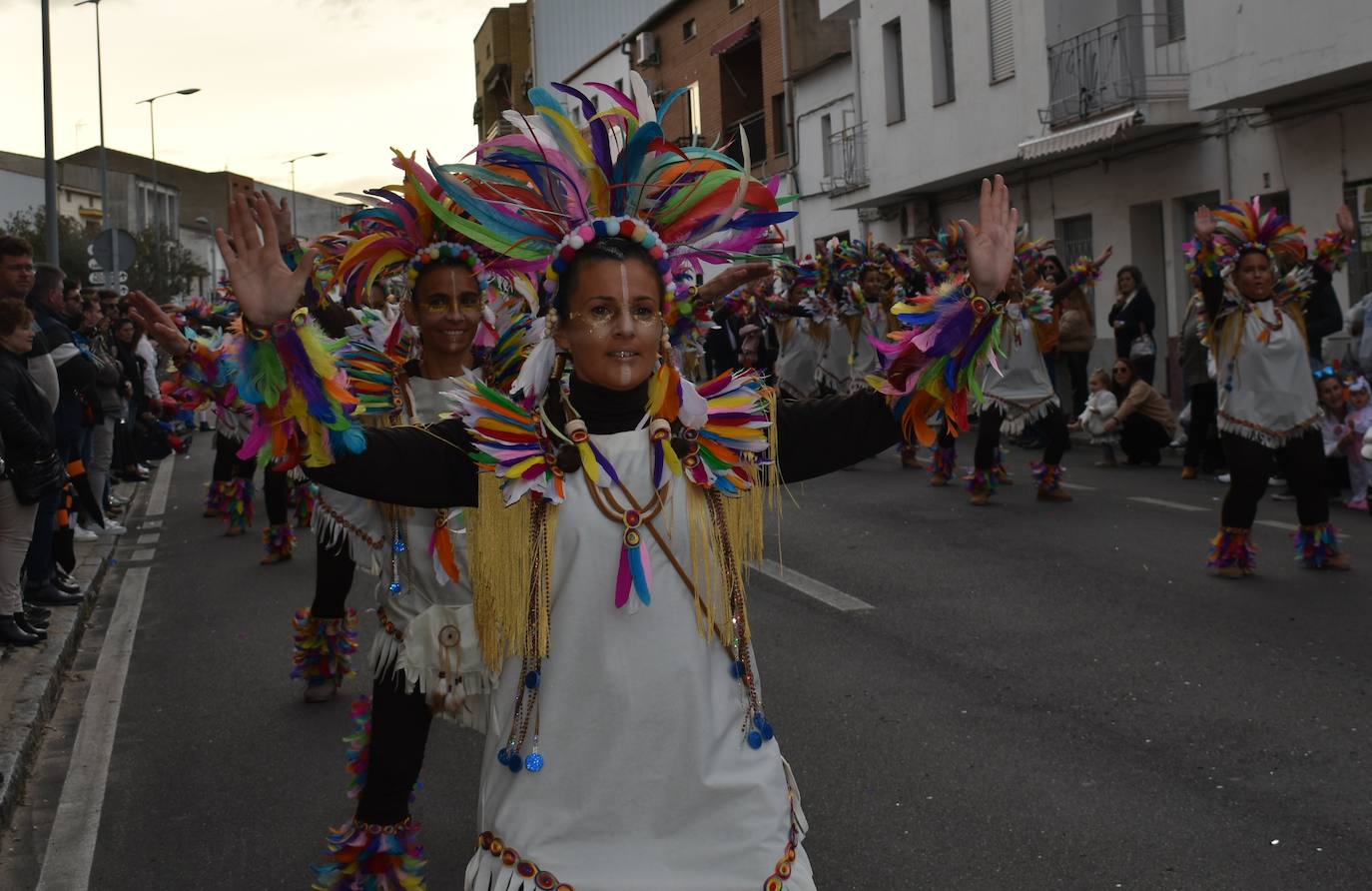 El ritmo, la fantasía y el color del Carnaval llenaron las calles de Miajadas. Más de 700 personas contagiaron su alegría con la mayor diversidad de disfraces y bailes, tanto las comparsas como los participantes individuales y por parejas. Porque sólo el Carnaval es capaz de sacar una sonrisa a todos. 