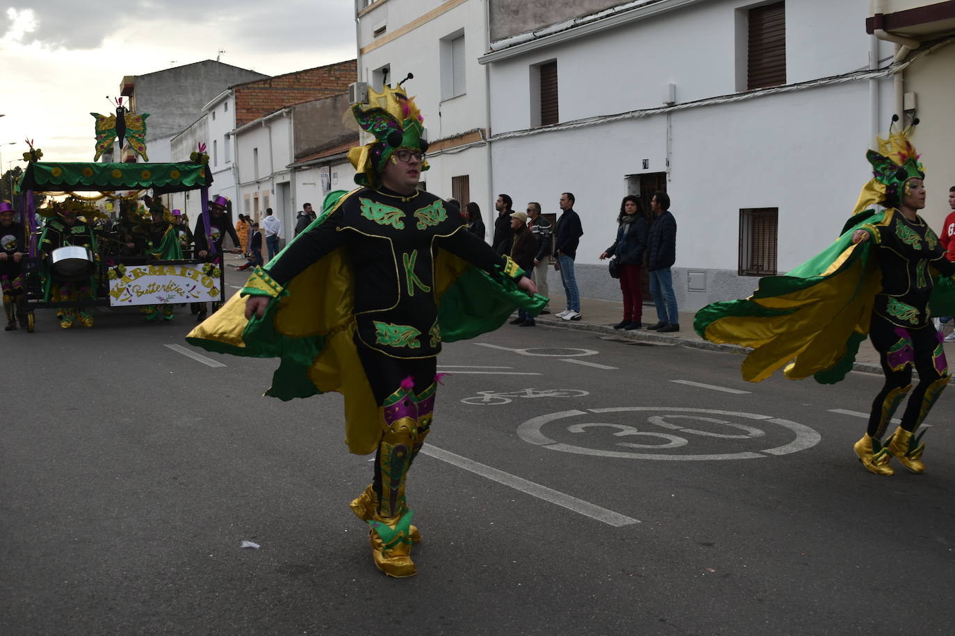 El ritmo, la fantasía y el color del Carnaval llenaron las calles de Miajadas. Más de 700 personas contagiaron su alegría con la mayor diversidad de disfraces y bailes, tanto las comparsas como los participantes individuales y por parejas. Porque sólo el Carnaval es capaz de sacar una sonrisa a todos. 