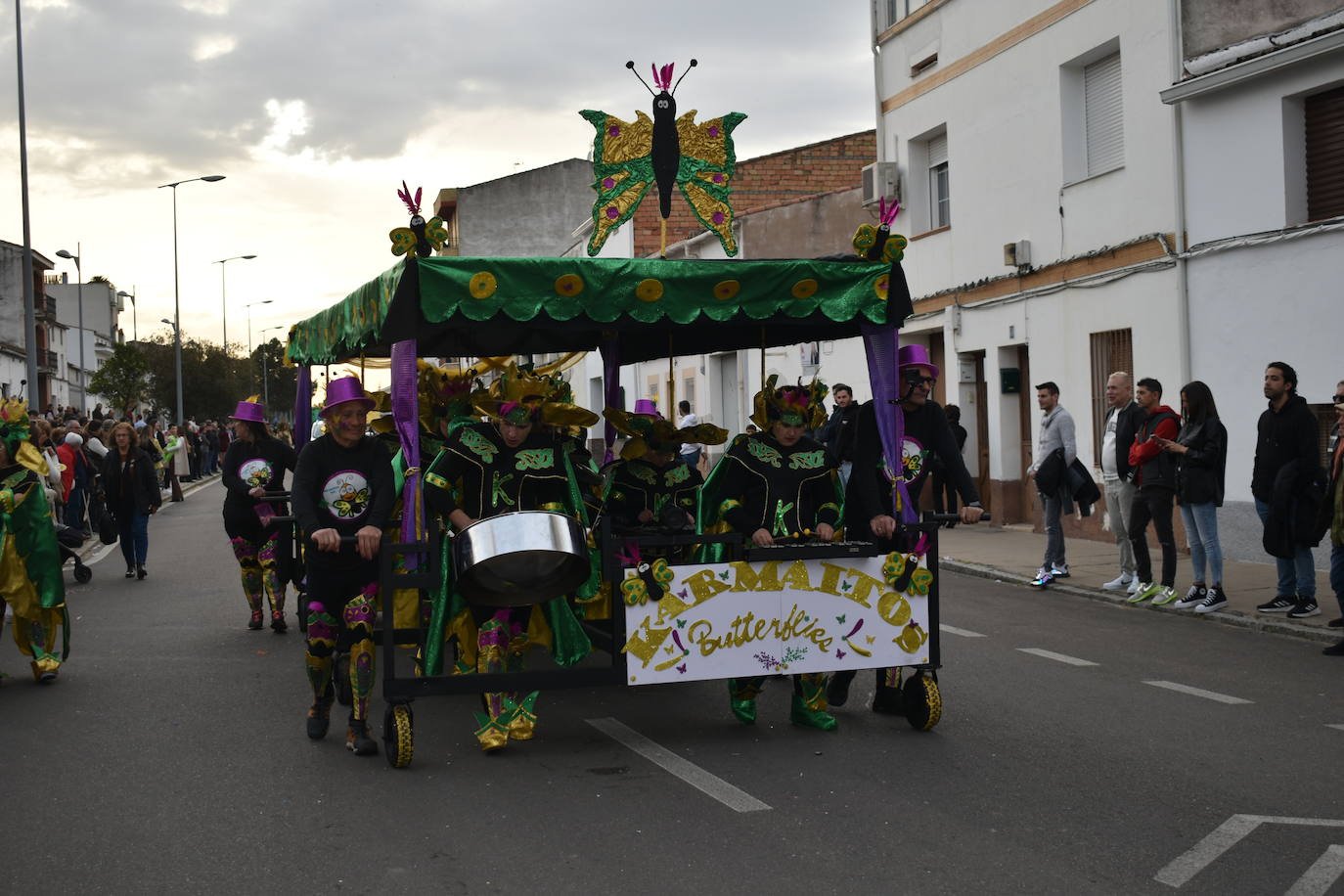 El ritmo, la fantasía y el color del Carnaval llenaron las calles de Miajadas. Más de 700 personas contagiaron su alegría con la mayor diversidad de disfraces y bailes, tanto las comparsas como los participantes individuales y por parejas. Porque sólo el Carnaval es capaz de sacar una sonrisa a todos. 