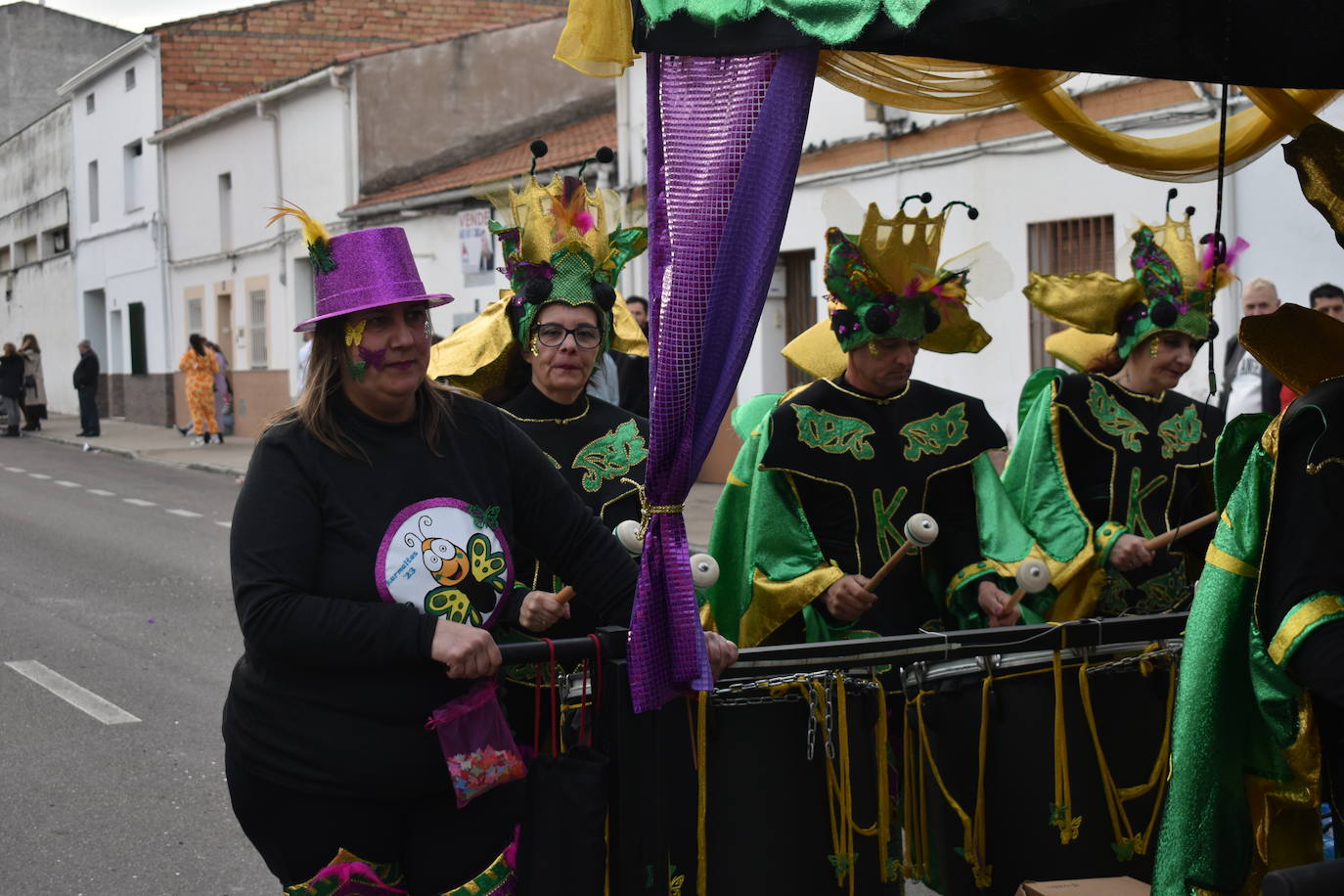 El ritmo, la fantasía y el color del Carnaval llenaron las calles de Miajadas. Más de 700 personas contagiaron su alegría con la mayor diversidad de disfraces y bailes, tanto las comparsas como los participantes individuales y por parejas. Porque sólo el Carnaval es capaz de sacar una sonrisa a todos. 