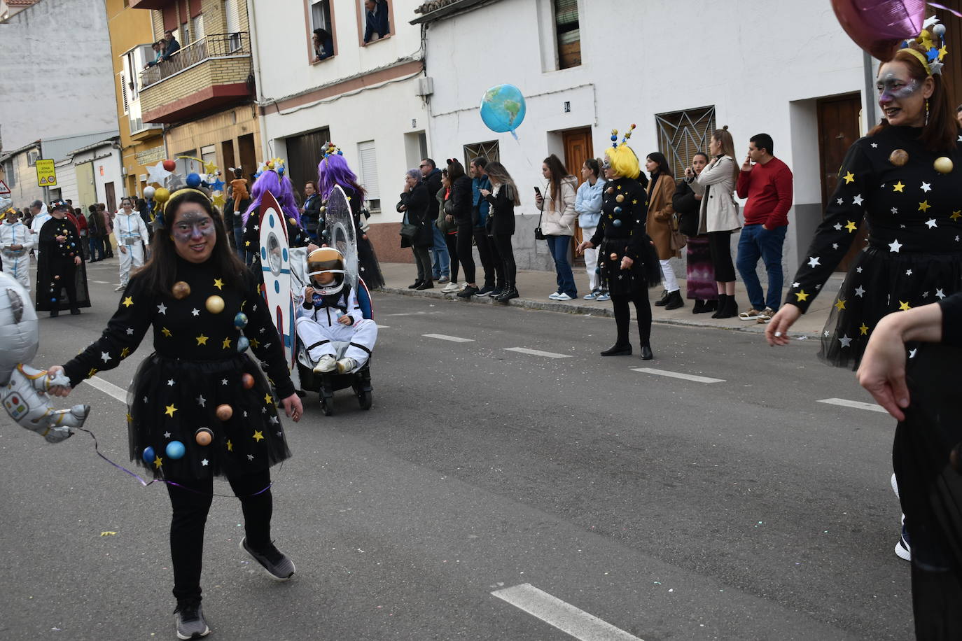 El ritmo, la fantasía y el color del Carnaval llenaron las calles de Miajadas. Más de 700 personas contagiaron su alegría con la mayor diversidad de disfraces y bailes, tanto las comparsas como los participantes individuales y por parejas. Porque sólo el Carnaval es capaz de sacar una sonrisa a todos. 