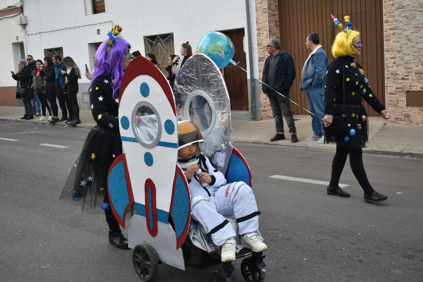 El ritmo, la fantasía y el color del Carnaval llenaron las calles de Miajadas. Más de 700 personas contagiaron su alegría con la mayor diversidad de disfraces y bailes, tanto las comparsas como los participantes individuales y por parejas. Porque sólo el Carnaval es capaz de sacar una sonrisa a todos. 