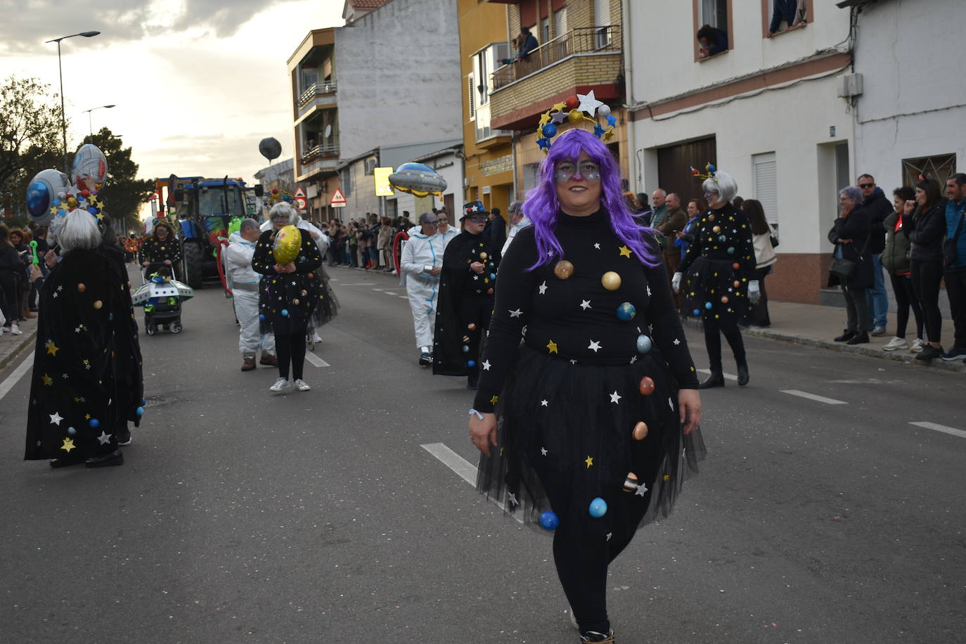 El ritmo, la fantasía y el color del Carnaval llenaron las calles de Miajadas. Más de 700 personas contagiaron su alegría con la mayor diversidad de disfraces y bailes, tanto las comparsas como los participantes individuales y por parejas. Porque sólo el Carnaval es capaz de sacar una sonrisa a todos. 