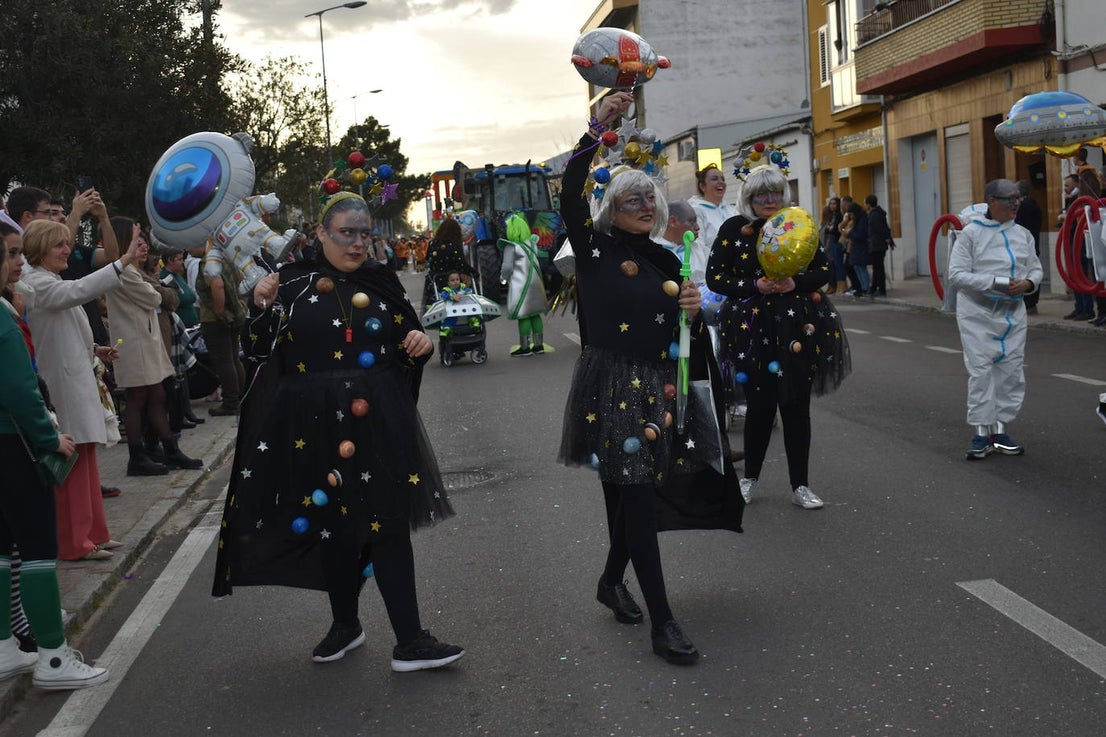 El ritmo, la fantasía y el color del Carnaval llenaron las calles de Miajadas. Más de 700 personas contagiaron su alegría con la mayor diversidad de disfraces y bailes, tanto las comparsas como los participantes individuales y por parejas. Porque sólo el Carnaval es capaz de sacar una sonrisa a todos. 