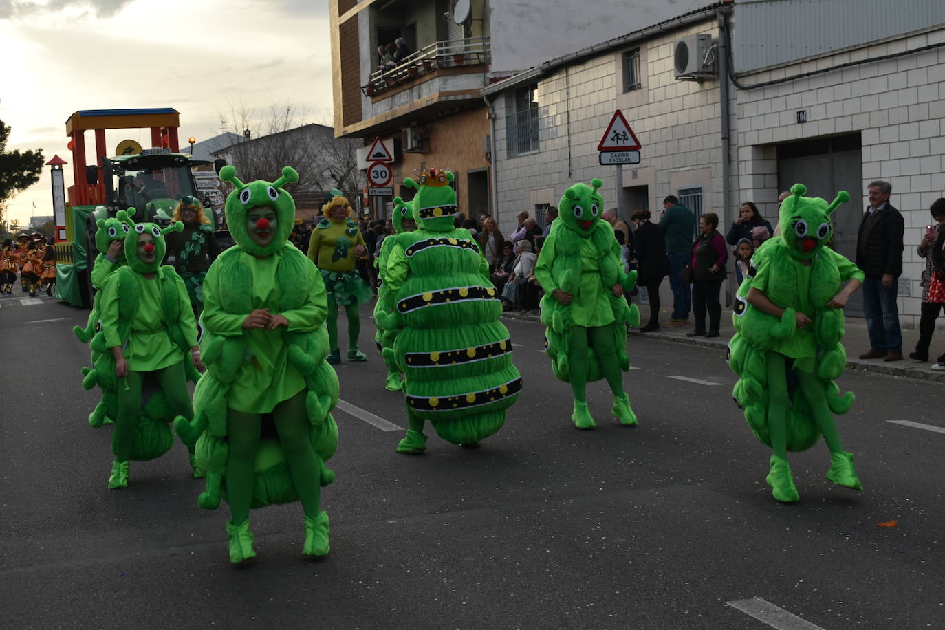 El ritmo, la fantasía y el color del Carnaval llenaron las calles de Miajadas. Más de 700 personas contagiaron su alegría con la mayor diversidad de disfraces y bailes, tanto las comparsas como los participantes individuales y por parejas. Porque sólo el Carnaval es capaz de sacar una sonrisa a todos. 