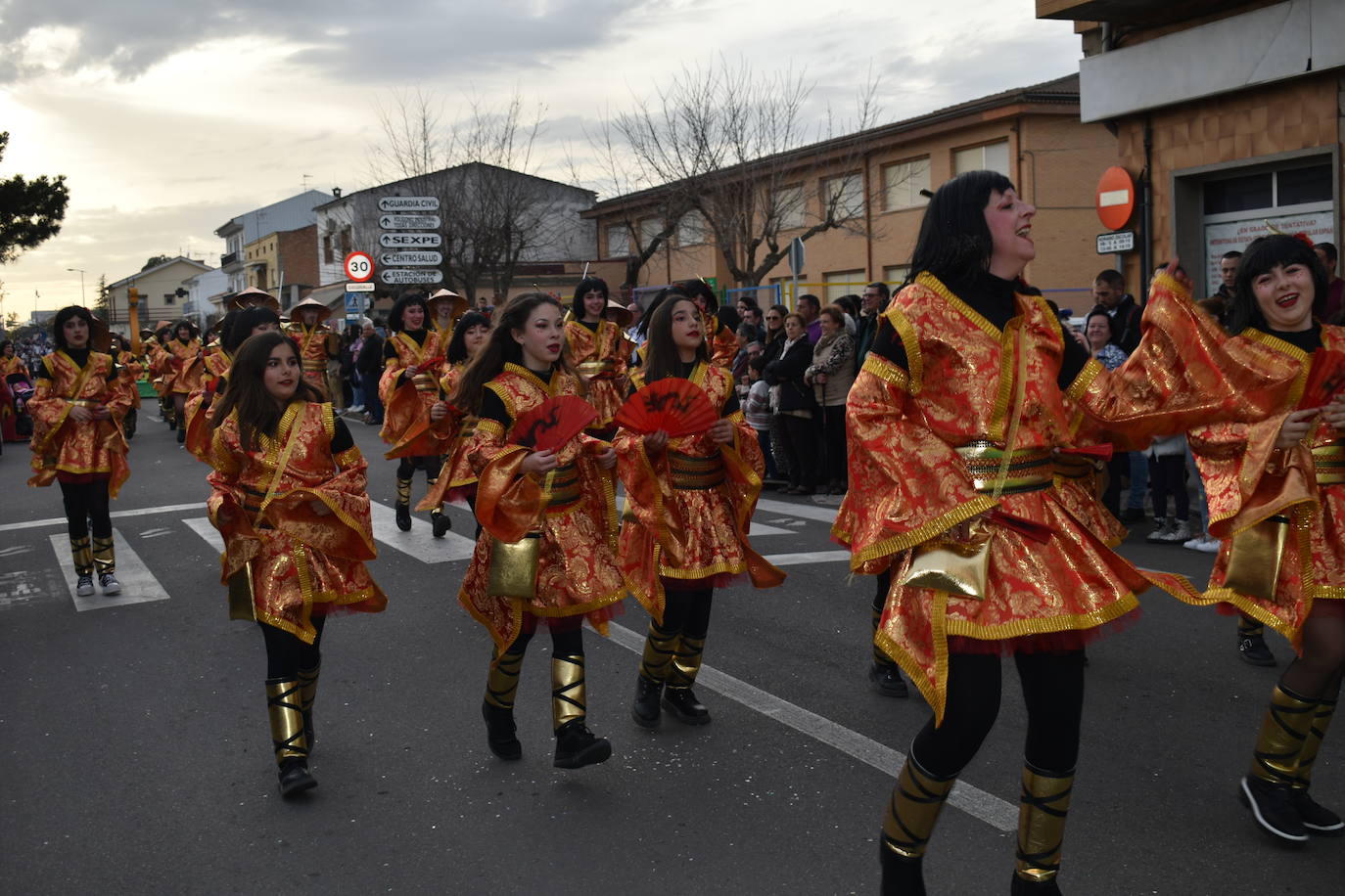El ritmo, la fantasía y el color del Carnaval llenaron las calles de Miajadas. Más de 700 personas contagiaron su alegría con la mayor diversidad de disfraces y bailes, tanto las comparsas como los participantes individuales y por parejas. Porque sólo el Carnaval es capaz de sacar una sonrisa a todos. 
