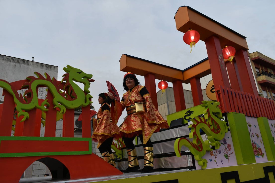El ritmo, la fantasía y el color del Carnaval llenaron las calles de Miajadas. Más de 700 personas contagiaron su alegría con la mayor diversidad de disfraces y bailes, tanto las comparsas como los participantes individuales y por parejas. Porque sólo el Carnaval es capaz de sacar una sonrisa a todos. 