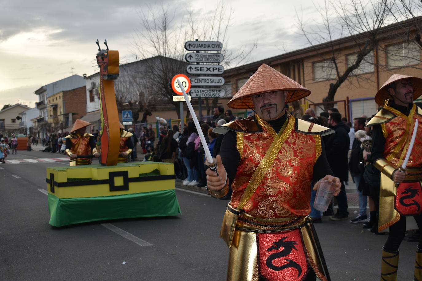 El ritmo, la fantasía y el color del Carnaval llenaron las calles de Miajadas. Más de 700 personas contagiaron su alegría con la mayor diversidad de disfraces y bailes, tanto las comparsas como los participantes individuales y por parejas. Porque sólo el Carnaval es capaz de sacar una sonrisa a todos. 