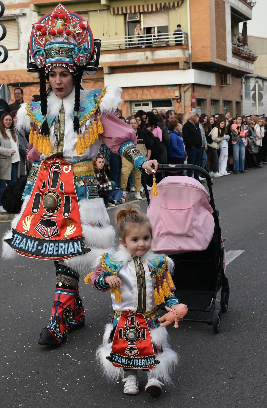 El ritmo, la fantasía y el color del Carnaval llenaron las calles de Miajadas. Más de 700 personas contagiaron su alegría con la mayor diversidad de disfraces y bailes, tanto las comparsas como los participantes individuales y por parejas. Porque sólo el Carnaval es capaz de sacar una sonrisa a todos. 