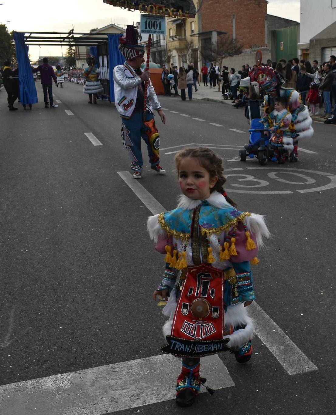 El ritmo, la fantasía y el color del Carnaval llenaron las calles de Miajadas. Más de 700 personas contagiaron su alegría con la mayor diversidad de disfraces y bailes, tanto las comparsas como los participantes individuales y por parejas. Porque sólo el Carnaval es capaz de sacar una sonrisa a todos. 