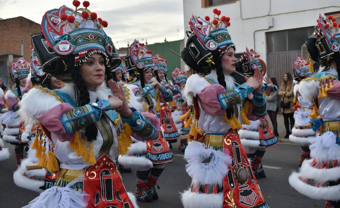 El ritmo, la fantasía y el color del Carnaval llenaron las calles de Miajadas. Más de 700 personas contagiaron su alegría con la mayor diversidad de disfraces y bailes, tanto las comparsas como los participantes individuales y por parejas. Porque sólo el Carnaval es capaz de sacar una sonrisa a todos.