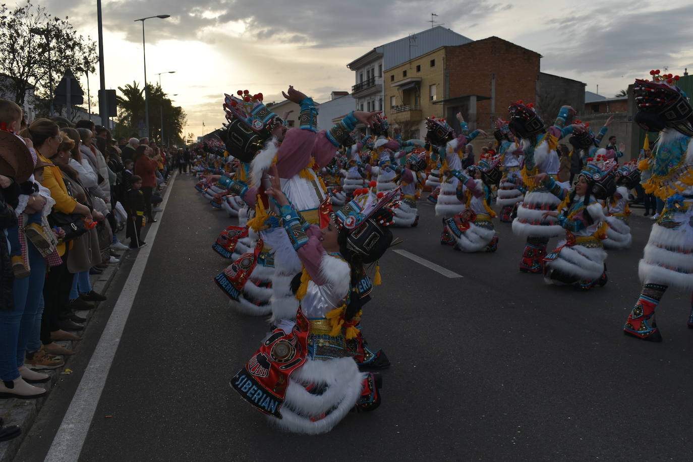 El ritmo, la fantasía y el color del Carnaval llenaron las calles de Miajadas. Más de 700 personas contagiaron su alegría con la mayor diversidad de disfraces y bailes, tanto las comparsas como los participantes individuales y por parejas. Porque sólo el Carnaval es capaz de sacar una sonrisa a todos. 