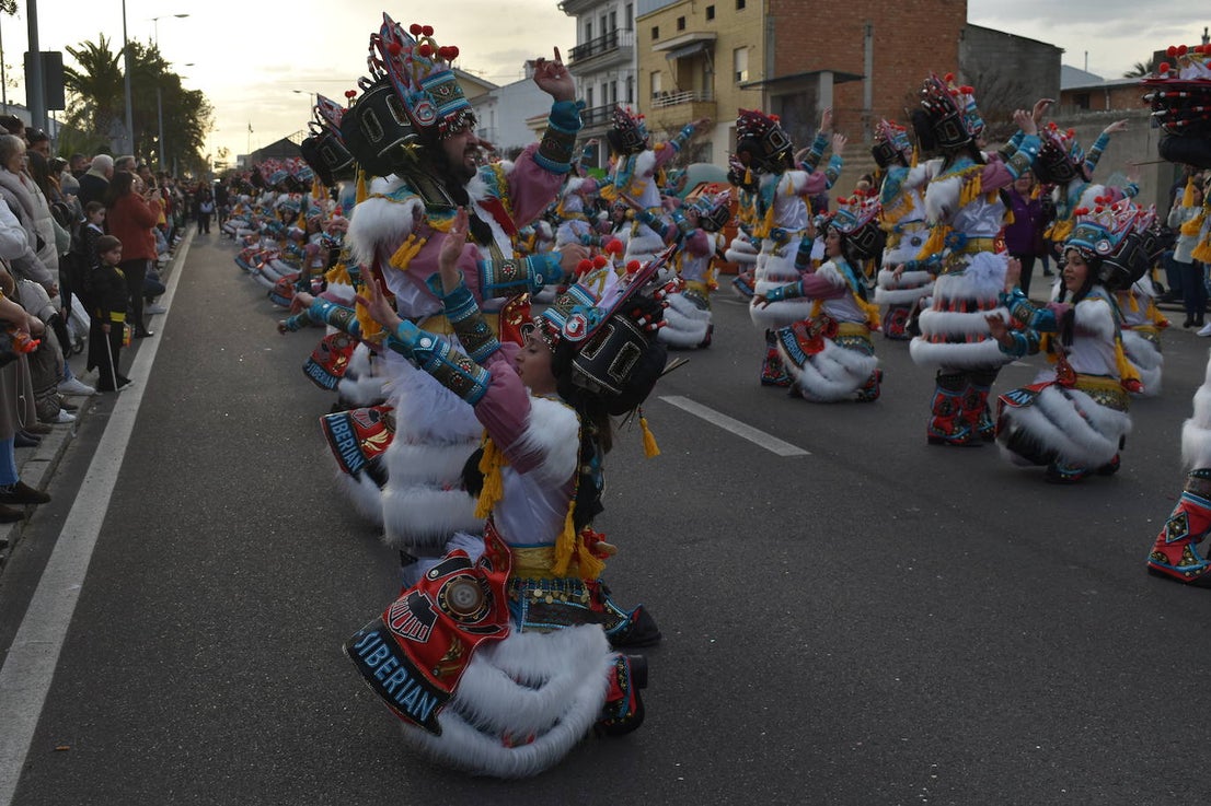 El ritmo, la fantasía y el color del Carnaval llenaron las calles de Miajadas. Más de 700 personas contagiaron su alegría con la mayor diversidad de disfraces y bailes, tanto las comparsas como los participantes individuales y por parejas. Porque sólo el Carnaval es capaz de sacar una sonrisa a todos. 