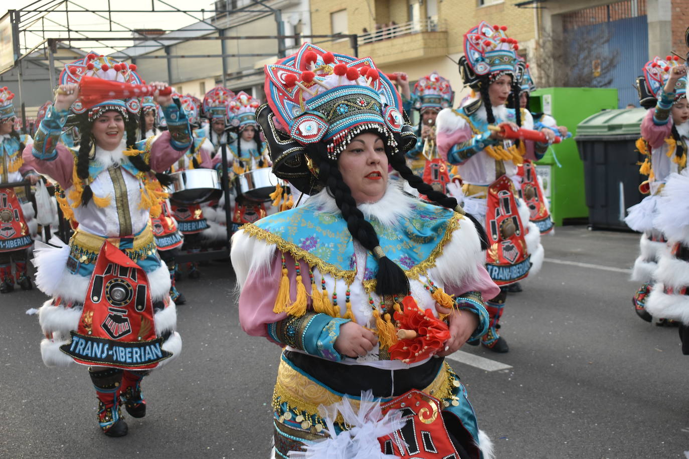 El ritmo, la fantasía y el color del Carnaval llenaron las calles de Miajadas. Más de 700 personas contagiaron su alegría con la mayor diversidad de disfraces y bailes, tanto las comparsas como los participantes individuales y por parejas. Porque sólo el Carnaval es capaz de sacar una sonrisa a todos. 