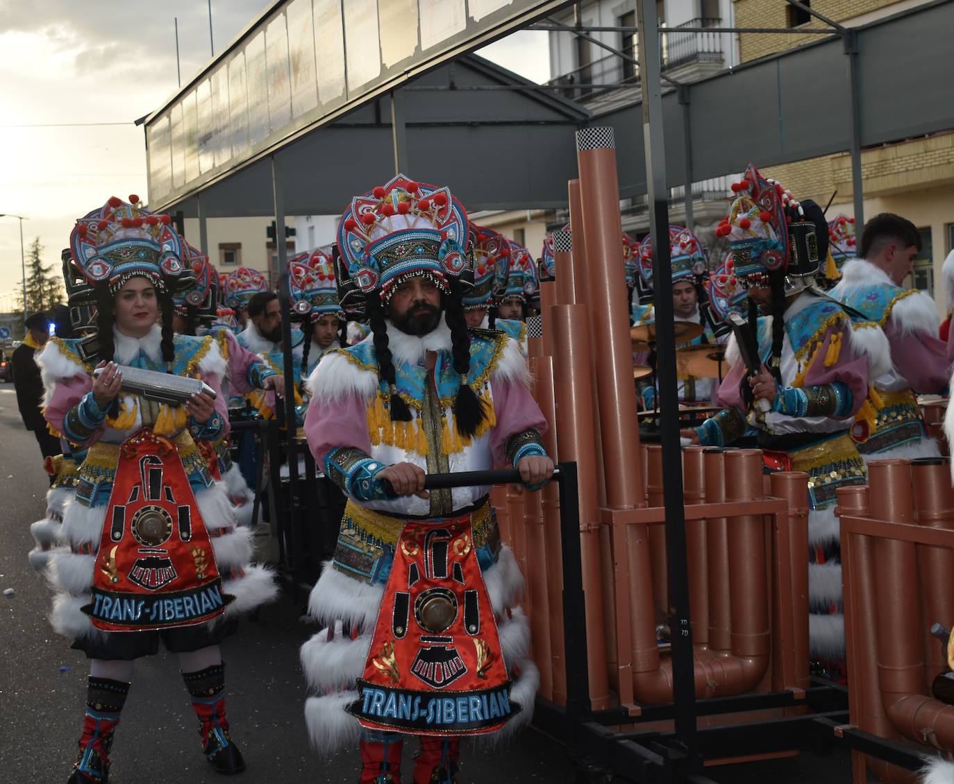 El ritmo, la fantasía y el color del Carnaval llenaron las calles de Miajadas. Más de 700 personas contagiaron su alegría con la mayor diversidad de disfraces y bailes, tanto las comparsas como los participantes individuales y por parejas. Porque sólo el Carnaval es capaz de sacar una sonrisa a todos. 