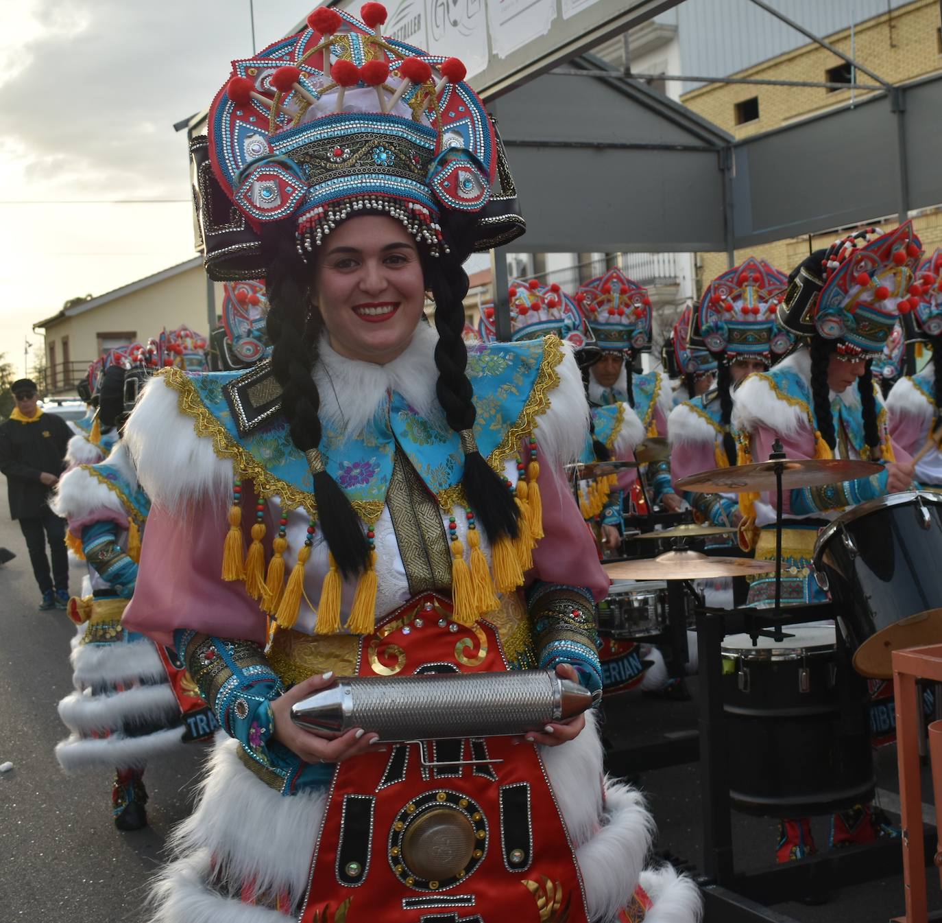 El ritmo, la fantasía y el color del Carnaval llenaron las calles de Miajadas. Más de 700 personas contagiaron su alegría con la mayor diversidad de disfraces y bailes, tanto las comparsas como los participantes individuales y por parejas. Porque sólo el Carnaval es capaz de sacar una sonrisa a todos. 