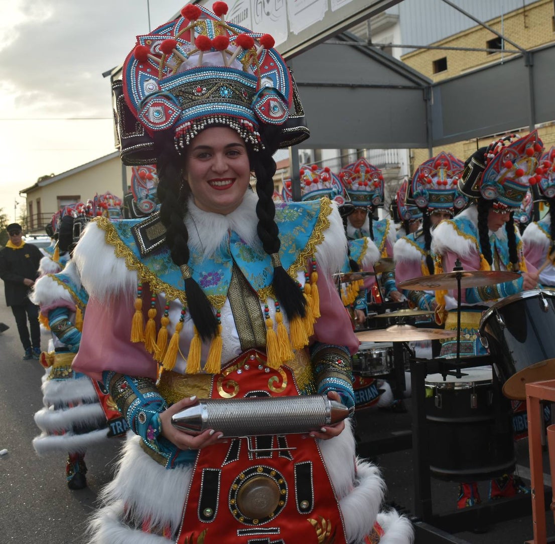 El ritmo, la fantasía y el color del Carnaval llenaron las calles de Miajadas. Más de 700 personas contagiaron su alegría con la mayor diversidad de disfraces y bailes, tanto las comparsas como los participantes individuales y por parejas. Porque sólo el Carnaval es capaz de sacar una sonrisa a todos. 